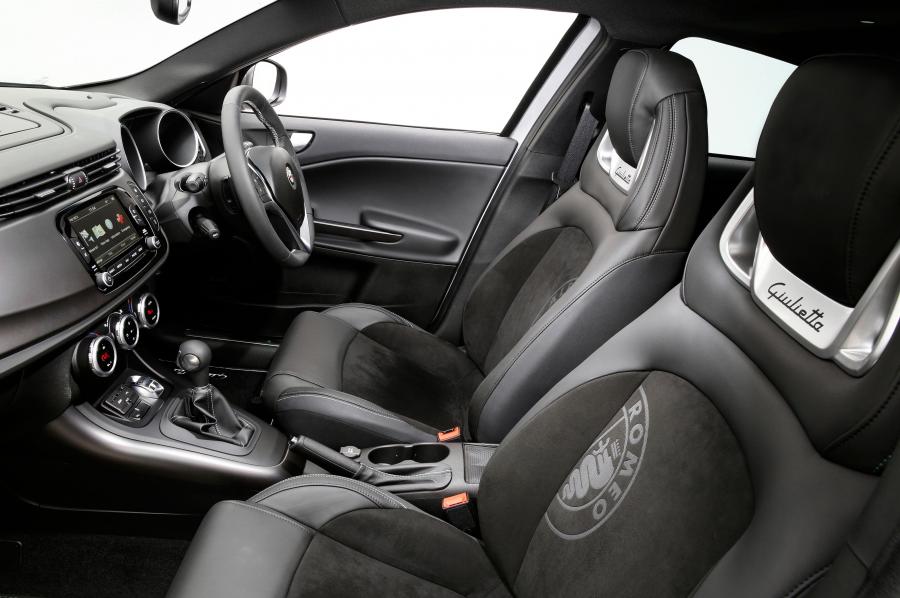 Интерьер Alfa Romeo Giulietta Quadrifoglio Verde (940) 2015 года  (AU) (фото 7 из 24)